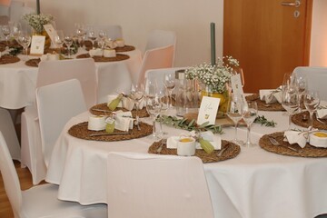 festlich dekorierter tisch bei einer hochzeit