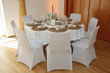 Schön gedeckter Saal bei einer Hochzeitfeier