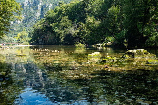 Grotte Oliero, che prendono origine dal fiume Oliero e rappresentano un importante complesso di grotte che attrae molti turisti ogni anno. Si trovano nella valle del fiume brenta.