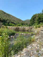 Barrage sur une rivière de montagne dans les Cévennes