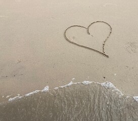 Ein Herz im Sand am Strand am Meer