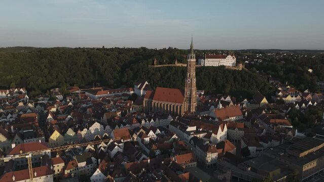  Pfarrei St. Martin in Landshut im Sonnenuntergang, Burg Trausnitz im Hintergrund