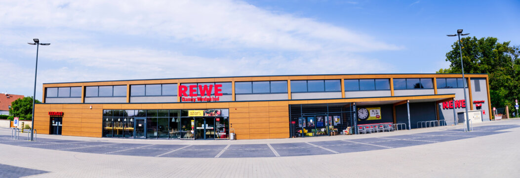 Deutschland , Vetschau , 20.08.2023 , Panorama des REWE Marktes Danny Wedekind in Vetschau