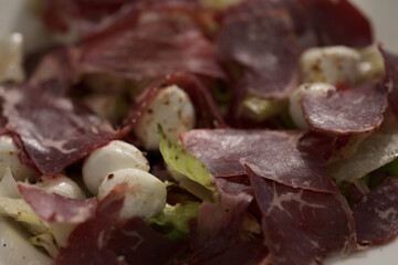 Roastbeef salad with mozzarella and mixed greens
