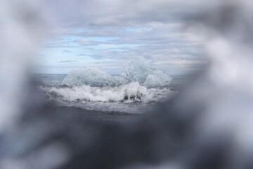 Iceberg qui se détache d'un glacier pour finir dans la mer , fonte des glaces en raison du réchauffement climatique - obrazy, fototapety, plakaty