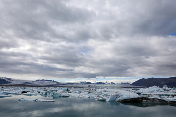 Iceberg qui se détache d'un glacier pour finir dans la mer , fonte des glaces en raison du réchauffement climatique