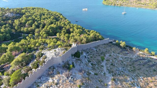 fly over old wall in Grebastica 