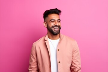 Obraz premium Young indian man over isolated pink background laughing looking to the side