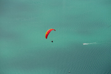 Parapente au-dessus du lac d'Annecy