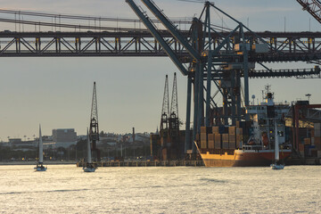 Obraz premium A cargo ship stands at the seaport in early evening