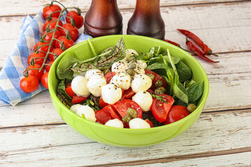 Mix salad with mozzarella and tomato