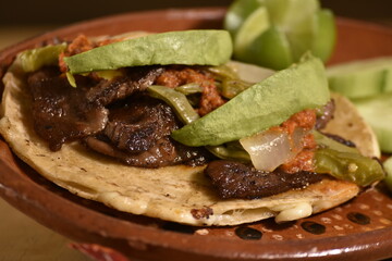 Taco de arrachera con nopales y guacamole delicioso plato tipico mexicano 