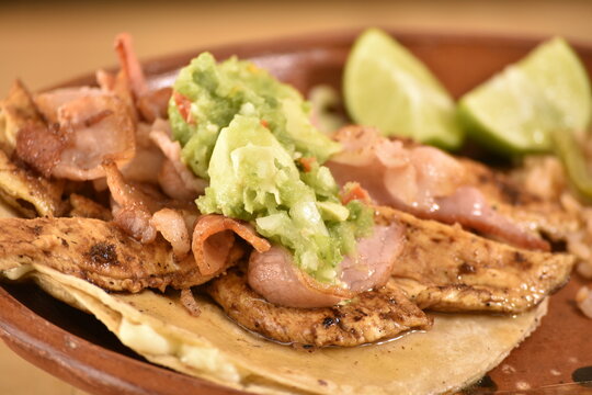 tacos de tocino con pollo asado y guacamole con limones comida tipica mexicana