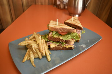 Sandwich de jamon saludable con papas fritas en un restaurant