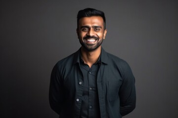 Obraz premium Medium shot portrait of an Indian man in his 30s in a minimalist background