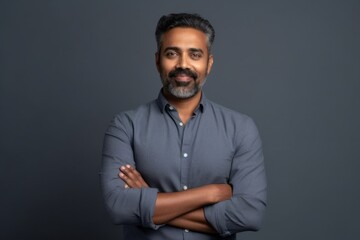 Obraz premium Medium shot portrait of an Indian man in his 40s in a minimalist background