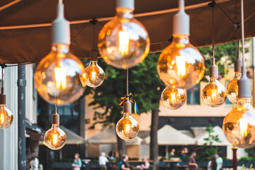 Fototapeta na wymiar stylish light bulbs in the cafe