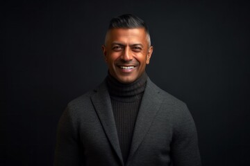 Obraz premium Medium shot portrait of an Indian man in his 40s in a minimalist background