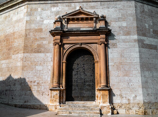 Obraz premium Door entrance of a church, framed with pillars.