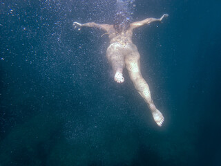 Obraz na płótnie Canvas Giovane donna che fa snorkeling in mare, foto subacquea 2002