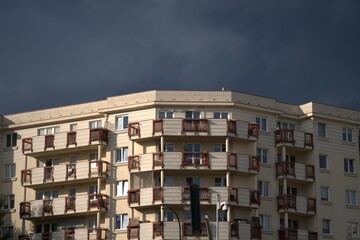 Ciemne chmury nad blokiem mieszkalnym