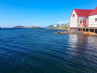 Obraz premium Modern white houses with an ocean view