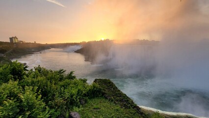 Mesmerizing Horseshoe Falls with water spray and splashes at sunrise