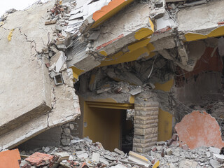 building destroyed in earthquake , destroyed building after natural disaster