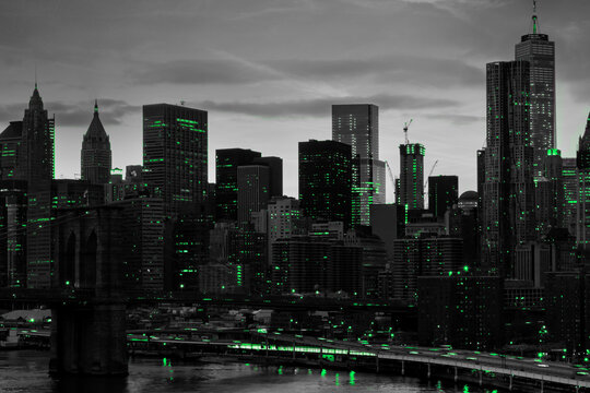 Fototapeta Green lights shining in black and white night time cityscape with the Brooklyn Bridge and buildings of Manhattan in New York City