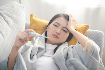 teenage girl detect flu symptoms