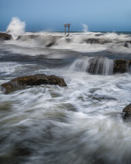 茨城県ひたちなか市　荒れる大洗磯前神社神磯の鳥居の朝