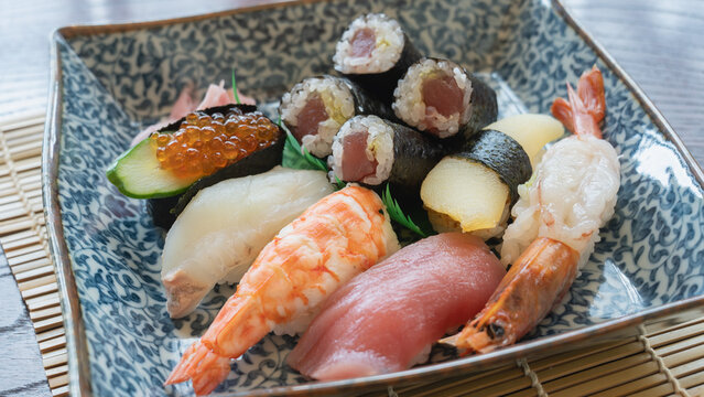 お皿に盛られた日本の握り寿司 イメージ｜まぐろ・エビ・白身・イクラ・鉄火巻・かずのこ