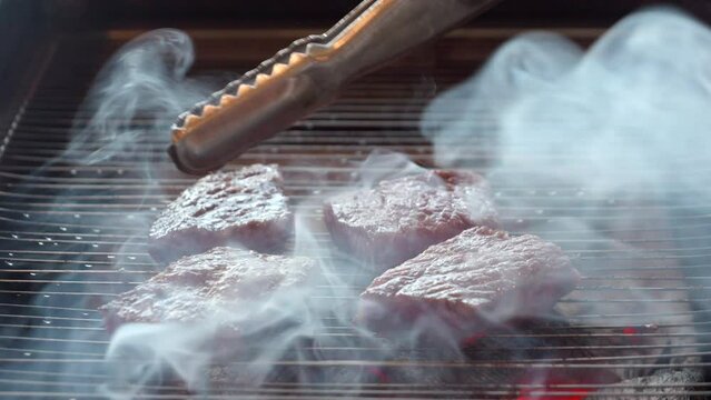 한우, 한국에서 가장 유명하고 비싼 소고기를 숯불에 굽는 모습
