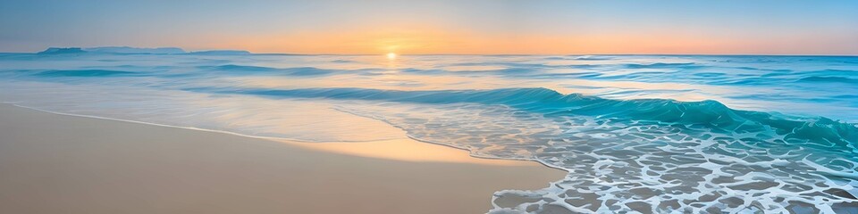 波が打ち寄せるビーチから見える水平線に沈む夕日