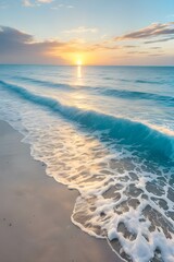 波が打ち寄せるビーチから見える水平線に沈む夕日