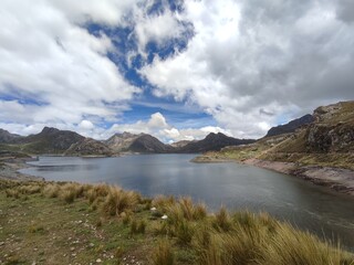 Fototapeta na wymiar Laguna Marcapomacocha, enmarcado por majestuosas montañas y el vasto cielo, capturando la belleza natural, Junín - Perú 