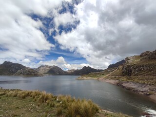 Laguna Marcapomacocha, enmarcado por majestuosas montañas y el vasto cielo, capturando la belleza natural, Junín - Perú	