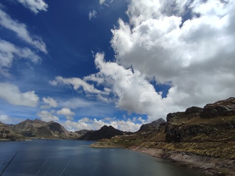 Laguna Marcapomacocha, encajado entre monta&ntilde;as, con un cielo imponente que roba la escena, creando un paisaje majestuoso y tranquilo,  Jun&iacute;n - Per&uacute;