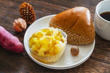 秋のイメージ　パン2種類