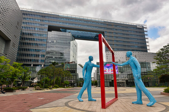 2023년 7월8일. 대한민국 서울시 마포구 상암동, 한국의 방송사 및 언론기관중 하나인 MBC의 건물.