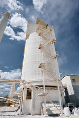 High concrete silos for storage of finished lime products