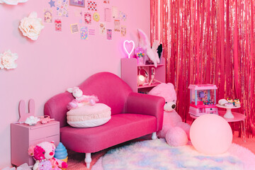 ぬいぐるみやおもちゃでいっぱいの可愛いピンクの部屋