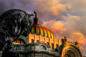 Primer plano de la estatua de un caballo frente a la fachada principal del Palacio de Bellas Artes en la Ciudad de México