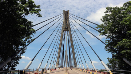 Obraz premium View of the sea crossing bridge with clear clouds