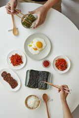 곱창김을 반찬으로 커플이 함께 밥을 먹는 한국의 식탁