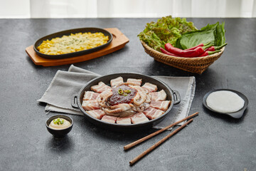 쭈꾸미 삼겹살을 익히기전에 준비된 한국의 식탁