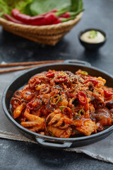 맛있게 만들어진 쭈꾸미 삼겹살이 차려진 한국의 식탁