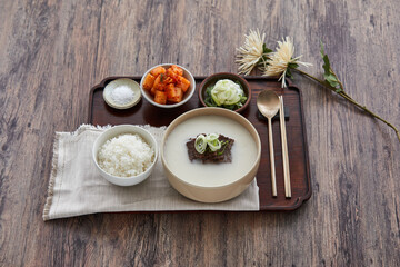 Fototapeta 흰쌀밥과 곰탕과 깍두기로 이루어진 한국의 한상 차림 obraz