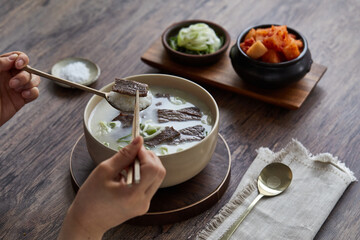 Fototapeta 흰쌀밥 한숟가락 위에 곰탕의 고기 한점을 올리는 모습 obraz