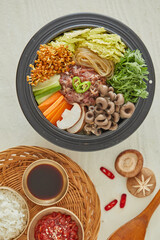 전골 냄비안에 채소들을 넣은 모습